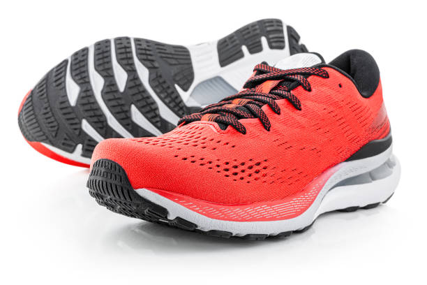 Zapatillas de correr rojas y negras con buen soporte y amortiguación, ideales para prevenir lesiones como la tendinitis de Aquiles en corredores.