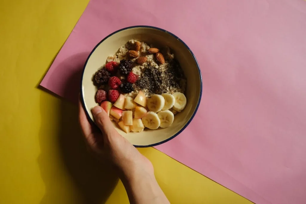 Desayuno energético: avena con frutas y frutos secos.