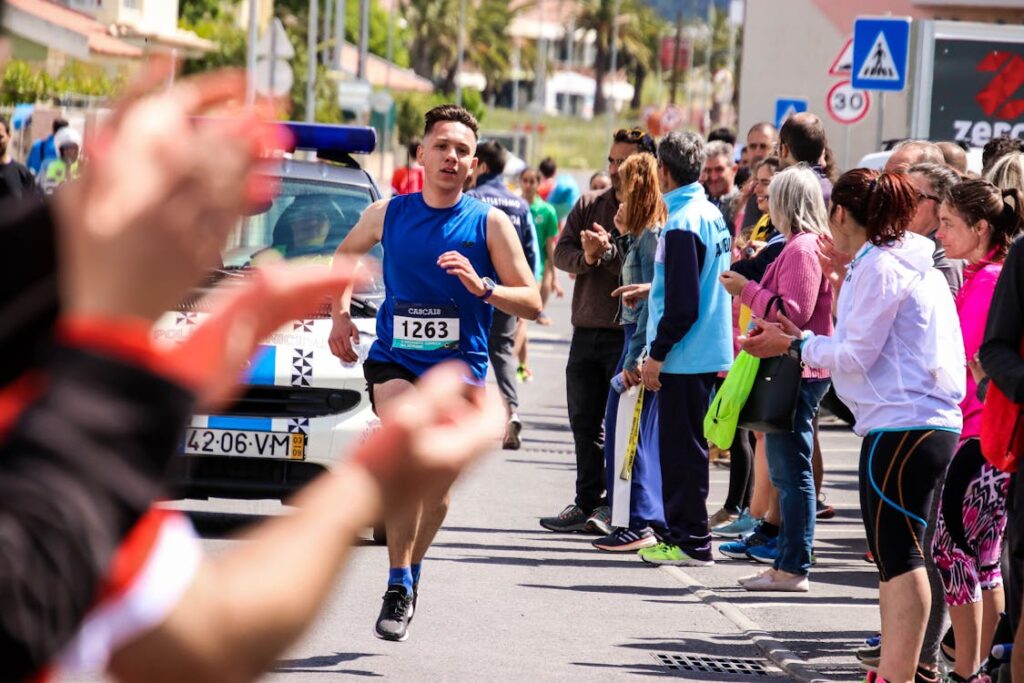 Joven adulto entrenando atletismo según su nivel físico y metas de rendimiento.