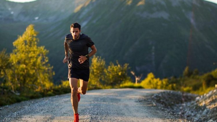 Atleta entrenando en la montaña