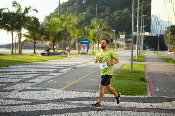 Atleta corriendo en la mañana, en estado de ayuno.