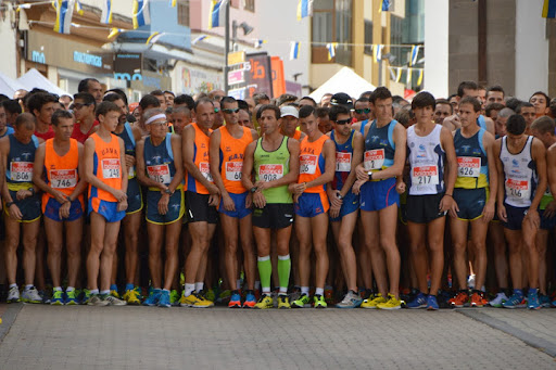 Corredores practicando mindfulness antes de una carrera.