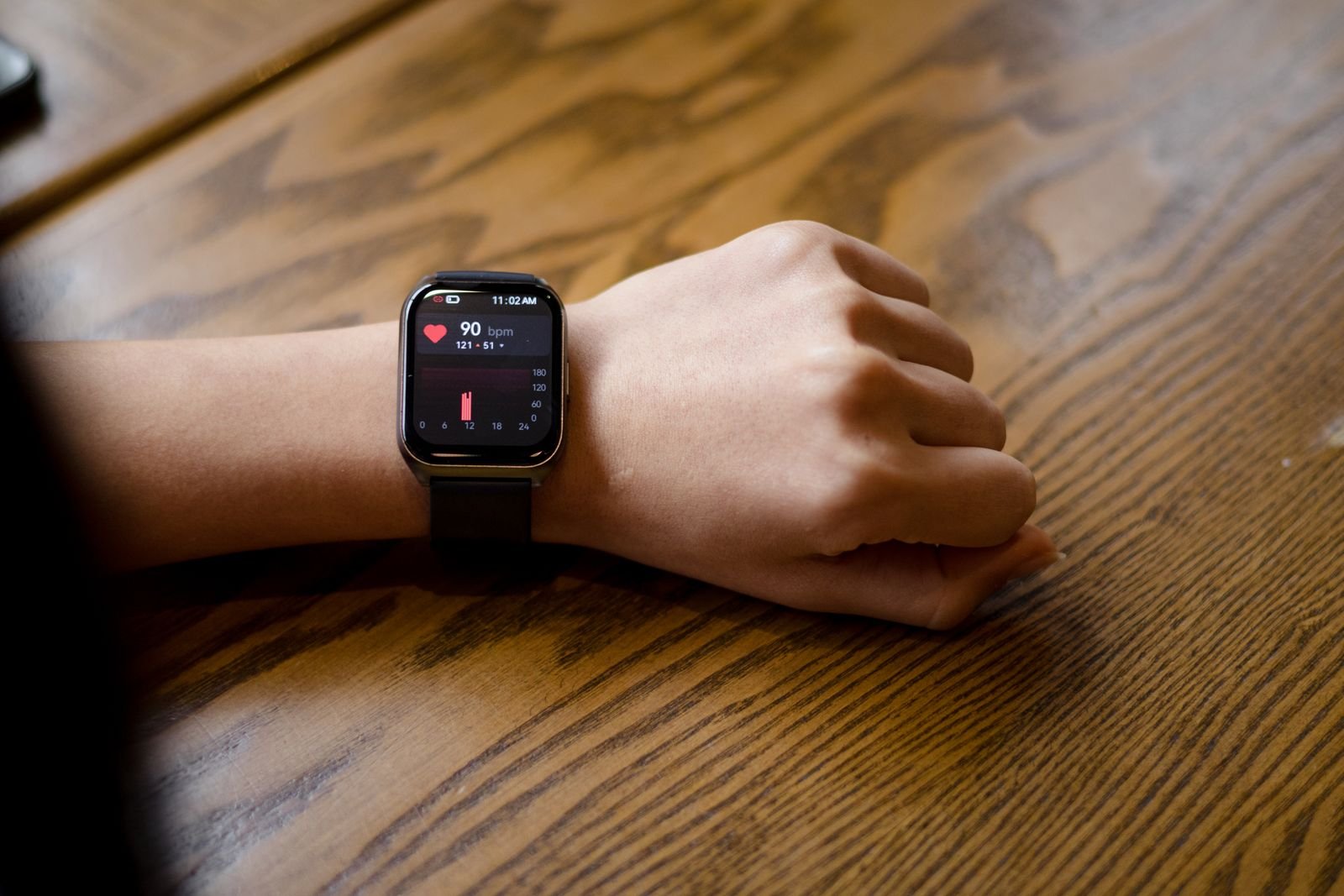 Persona viendo su pulso y frecuencia cardíaca en un smartwatch