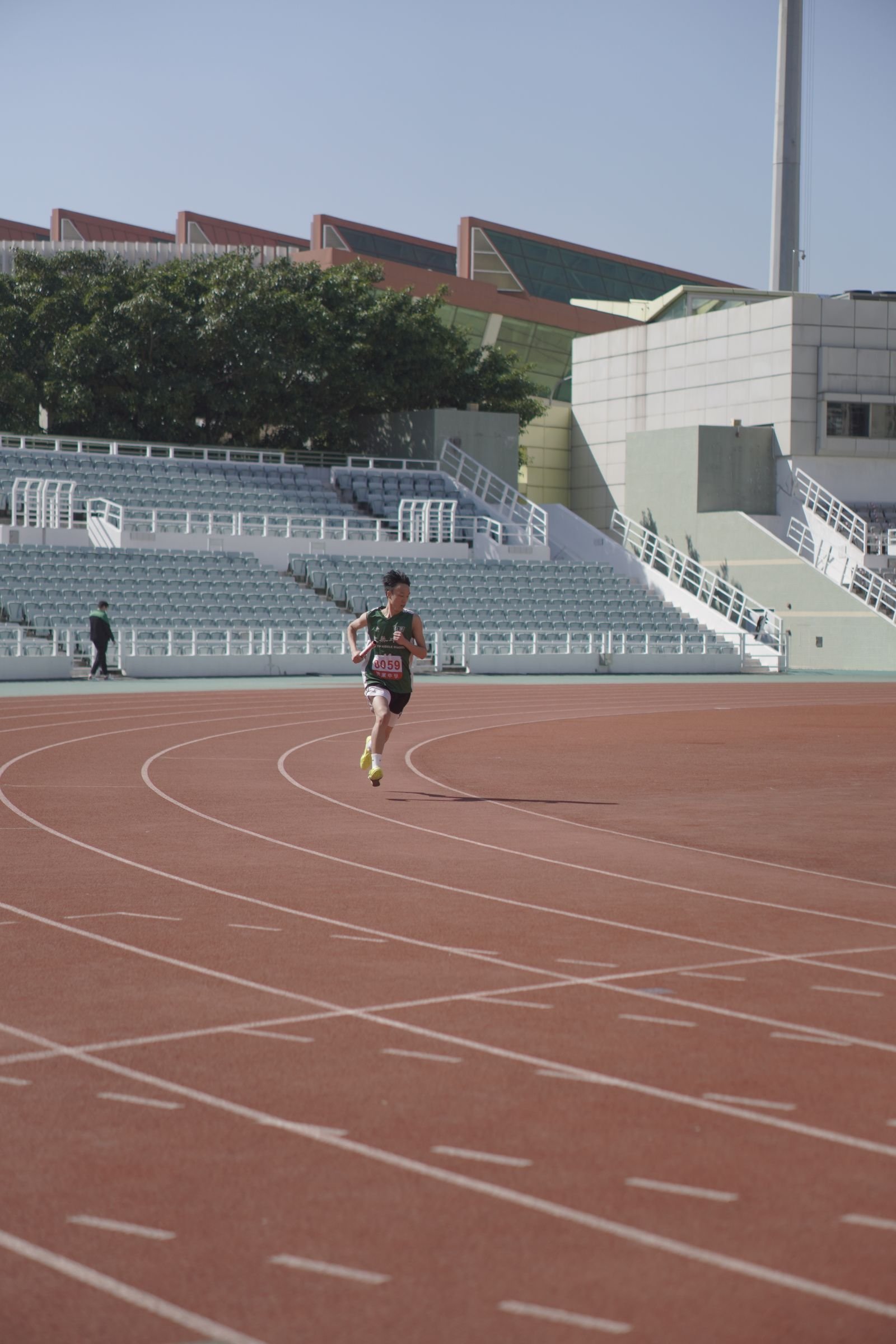 Atleta corriendo a alta velocidad en una pista de entrenamiento por intervalos