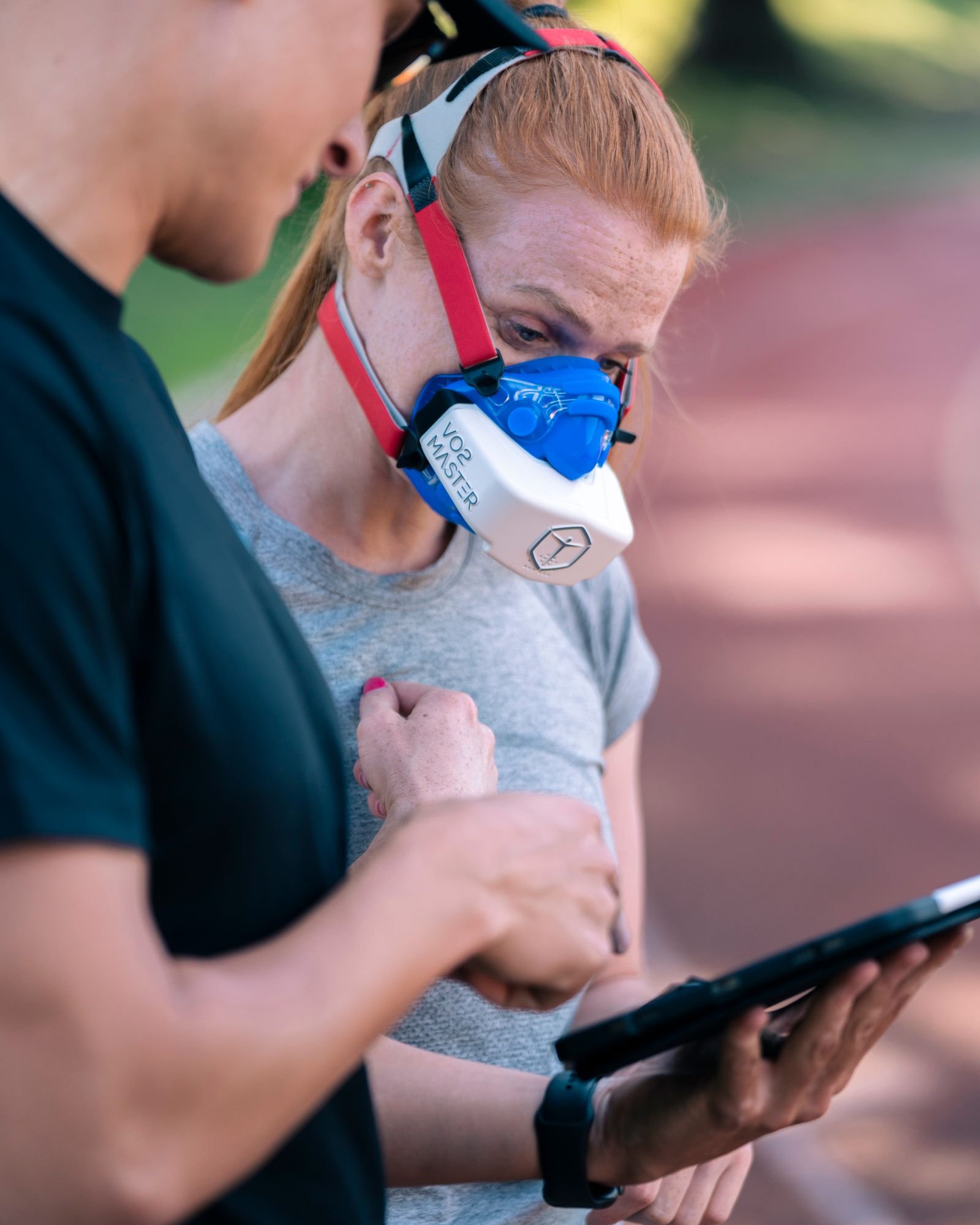Entrenador revisando datos de rendimiento con un atleta